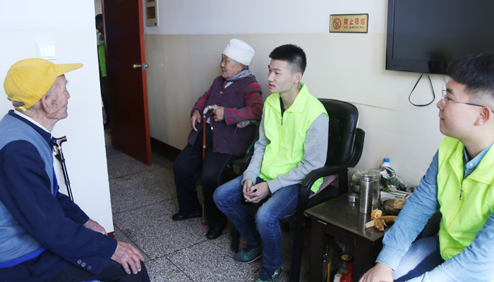 我们自律委开展重阳节敬老活动
