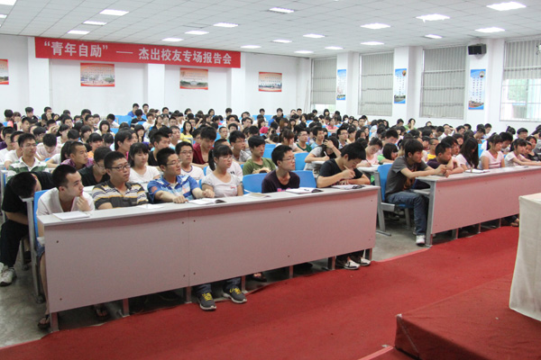 山西大学岳谦厚教授为我们作人文约题讲座 山西大学岳谦厚教授为我们作人文约题讲座