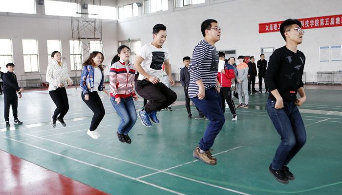 我们举行第五届教职工趣味运动会 我们举行第五届教职工趣味运动会