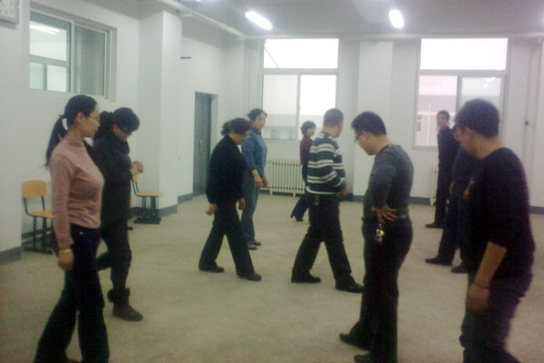 我们工会举办交谊舞培训班 我们工会举办交谊舞培训班