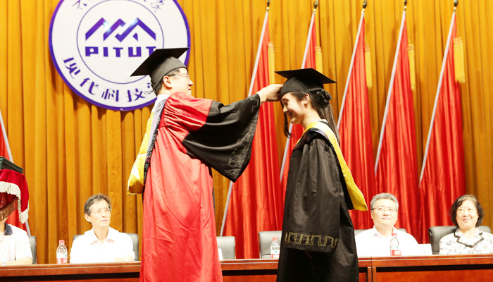 我们隆重举行2015届毕业生毕业典礼暨学位授予大会