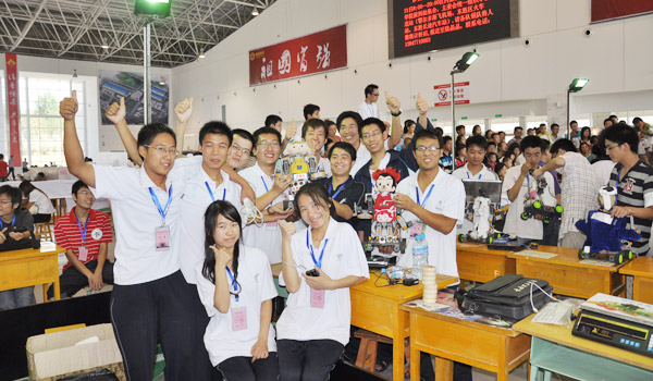 我们谢鹏飞同学参加2010中国机器人大赛并获奖 我们谢鹏飞同学参加2010中国机器人大赛并获奖