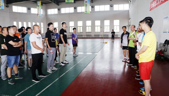 我们工会成功举办第二届教职工羽毛球比赛 我们工会成功举办第二届教职工羽毛球比赛