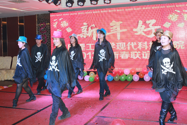 我们2013年教职工新年联欢会隆重举行 我们2013年教职工新年联欢会隆重举行