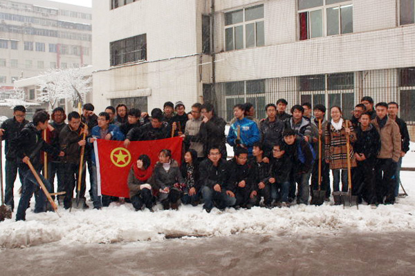 我们学生积极开展义务劳动清扫积雪 我们学生积极开展义务劳动清扫积雪