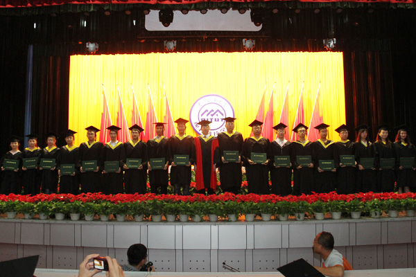 我们举行2012届毕业生毕业典礼 我们举行2012届毕业生毕业典礼