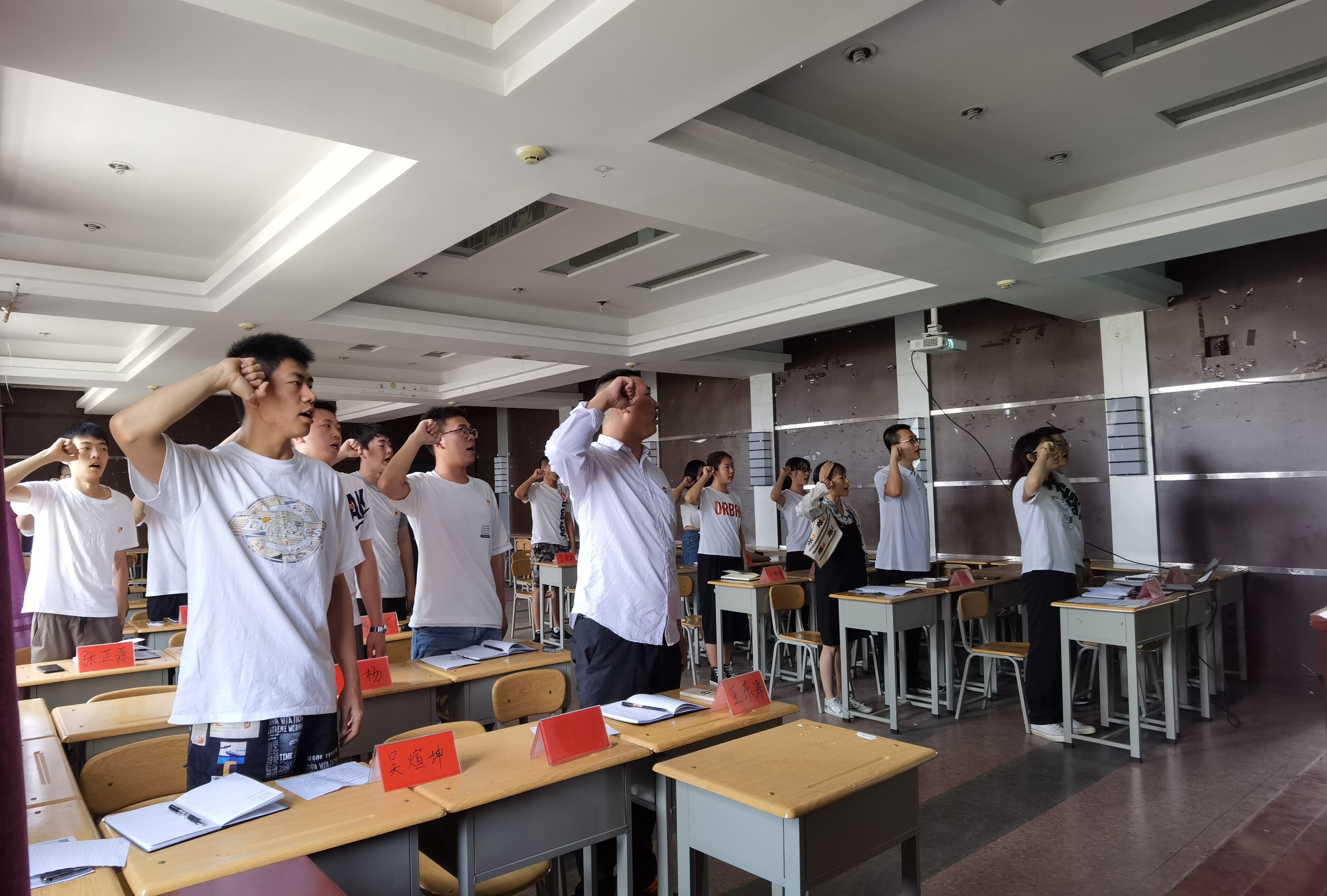现代自测学生党支部召开专题组织生活会 现代自测学生党支部召开专题组织生活会