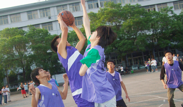 【2011校篮球联赛】我们男篮顺利挺进联赛八强 【2011校篮球联赛】我们男篮顺利挺进联赛八强