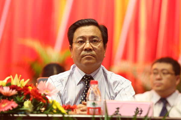 我们举行2012届毕业生毕业典礼 我们举行2012届毕业生毕业典礼