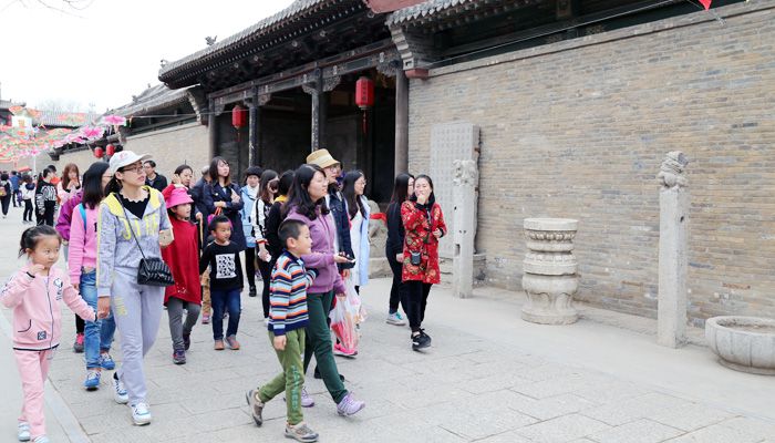 我们工会组织开展教职工春游活动 我们工会组织开展教职工春游活动