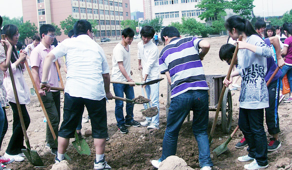 我们2010级学生参加美化校园义务劳动