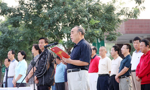 我们隆重举行2008--2009新学年升国旗仪式 我们隆重举行2008--2009新学年升国旗仪式
