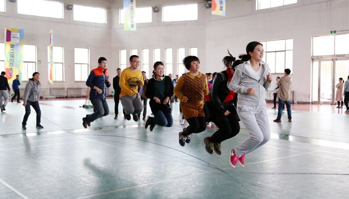 我们举行第五届教职工趣味运动会 我们举行第五届教职工趣味运动会