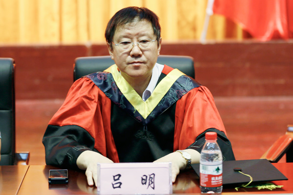 我们举行2013届毕业生毕业典礼暨学位授予大会