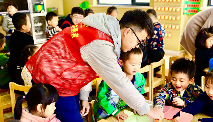 我们志愿者开展学雷锋系列活动——让笑托起幸福梦 我们志愿者开展学雷锋系列活动——让笑托起幸福梦