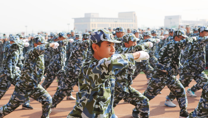 我们举行2015级新生军训汇报表演暨总结表彰大会 我们举行2015级新生军训汇报表演暨总结表彰大会