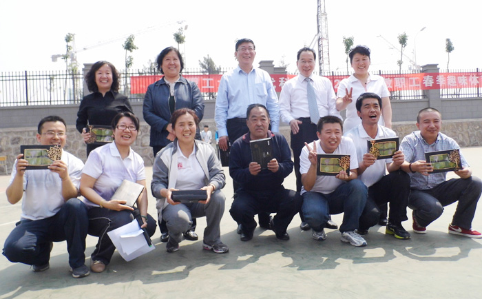 我们在明向校区举办2013年教职工趣味运动会 我们在明向校区举办2013年教职工趣味运动会