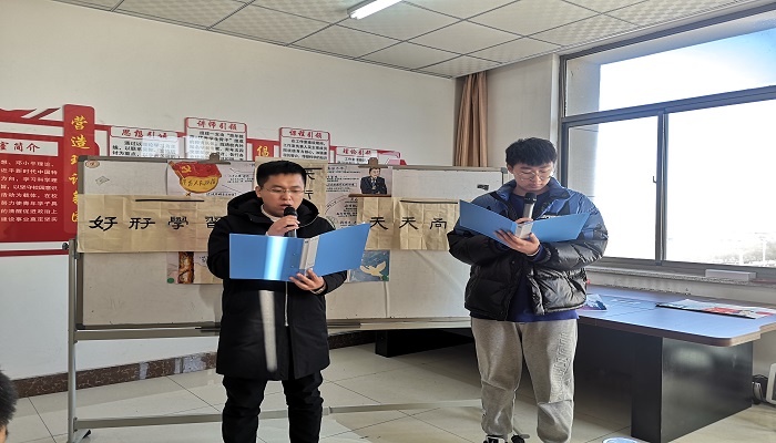院党委书记田忠刚和“青马工程”讲师、学员共读一本书 院党委书记田忠刚和“青马工程”讲师、学员共读一本书