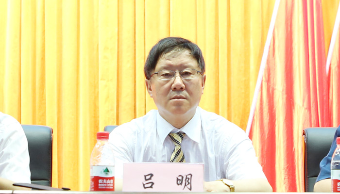 我们隆重举行2015届毕业生毕业典礼暨学位授予大会