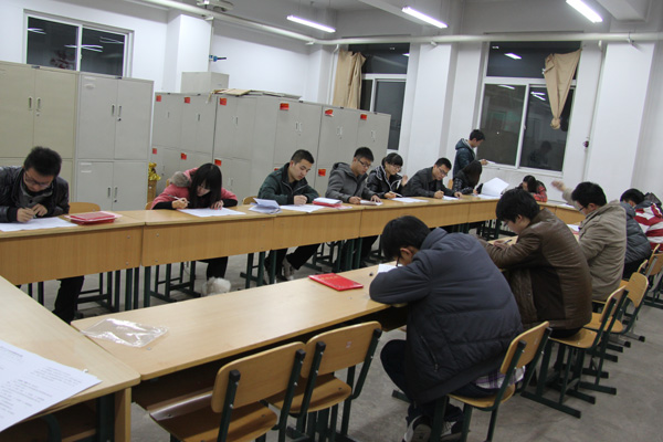 学习十八大会议精神 争当优秀共产党员 学习十八大会议精神 争当优秀共产党员