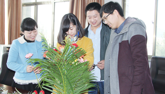 我们举行“青春·知性·美丽”庆祝“三八”妇女节插花比赛 我们举行“青春·知性·美丽”庆祝“三八”妇女节插花比赛