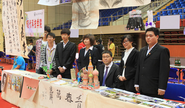 我们参加校2011年春季创意市集