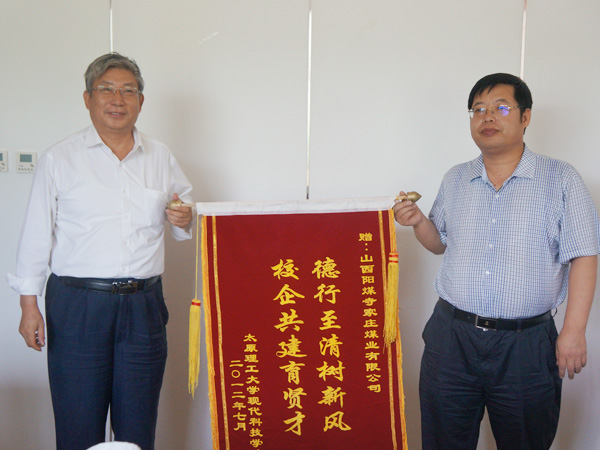 吕明副校长一行五人慰问我们暑期实践队员 吕明副校长一行五人慰问我们暑期实践队员