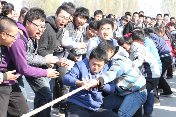 我们第八届纪念“一二•九运动”主题拔河比赛开幕 我们第八届纪念“一二•九运动”主题拔河比赛开幕