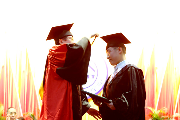 我们举行2012届毕业生毕业典礼 我们举行2012届毕业生毕业典礼