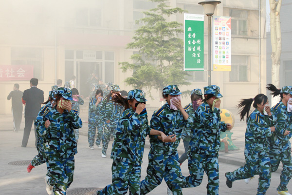我们举行新生地震消防综合应急疏散演练