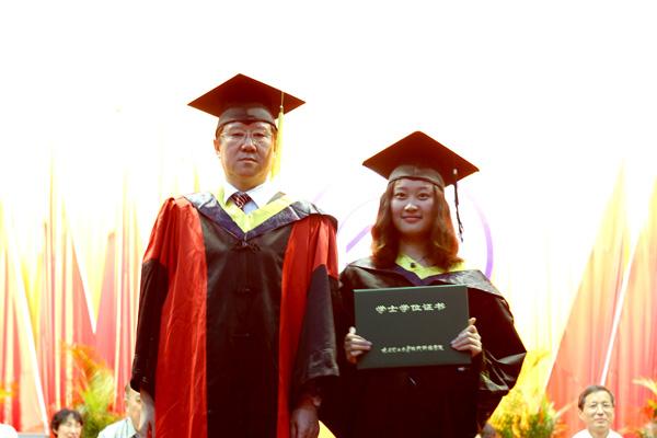 我们举行2012届毕业生毕业典礼 我们举行2012届毕业生毕业典礼