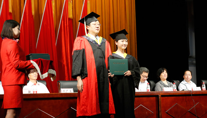 我们隆重举行2014届毕业生毕业典礼暨学位授予大会 我们隆重举行2014届毕业生毕业典礼暨学位授予大会