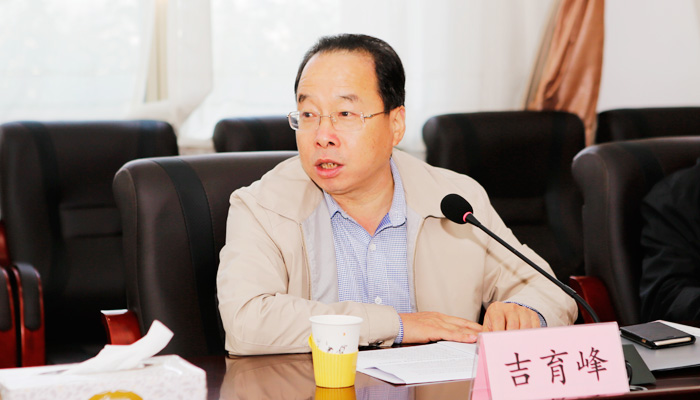 我们召开中层干部会议 我们召开中层干部会议