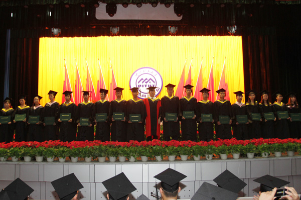 我们举行2012届毕业生毕业典礼 我们举行2012届毕业生毕业典礼
