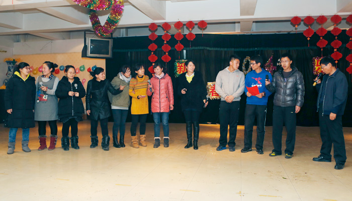 我们举行2013年工作总结暨教职工联欢活动 我们举行2013年工作总结暨教职工联欢活动