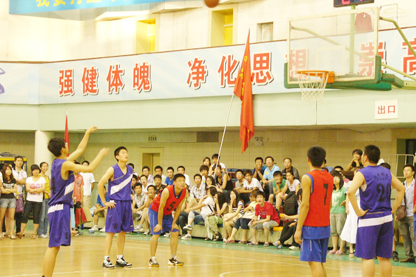 我们男篮荣获校篮球联赛亚军