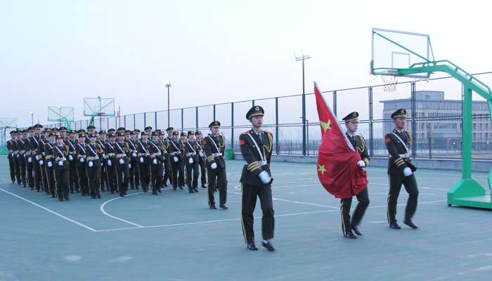 我们在孝义校区举行新学期升国旗仪式 我们在孝义校区举行新学期升国旗仪式