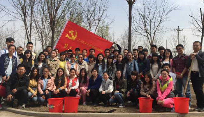 我们第三学生党总支开展“为城市添绿,做先锋党员”主题党日活动 我们第三学生党总支开展“为城市添绿,做先锋党员”主题党日活动