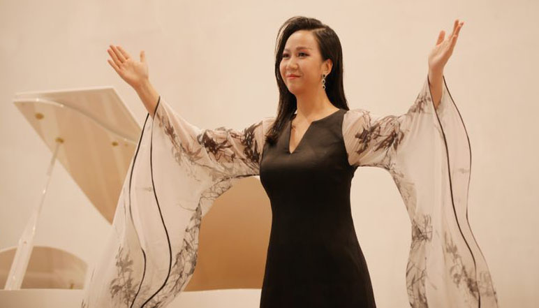女高音歌唱家黄璐博士“中国艺术歌曲百校巡演文化交流音乐会”在我们圆满举办 女高音歌唱家黄璐博士“中国艺术歌曲百校巡演文化交流音乐会”在我们圆满举办