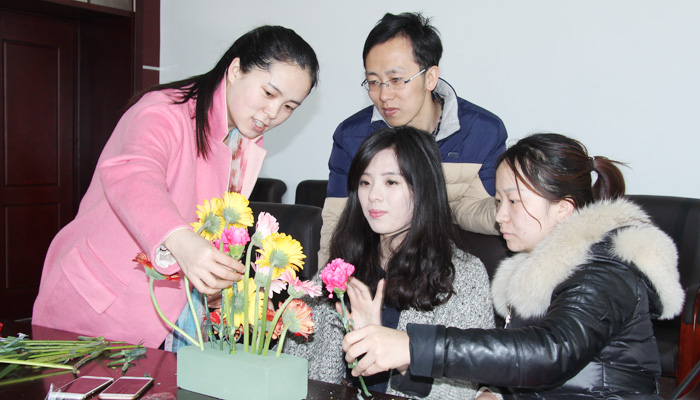 我们举行“青春·知性·美丽”庆祝“三八”妇女节插花比赛 我们举行“青春·知性·美丽”庆祝“三八”妇女节插花比赛