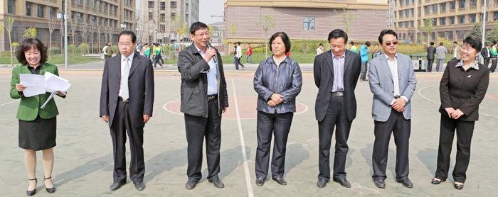 我们在明向校区举办2013年教职工趣味运动会 我们在明向校区举办2013年教职工趣味运动会