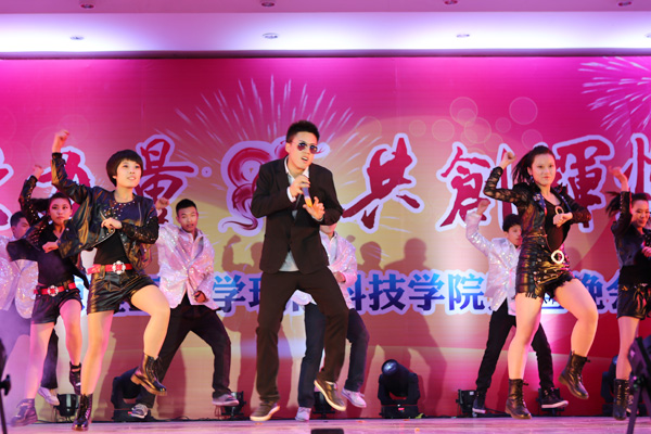 我们2013年元旦晚会隆重举行 我们2013年元旦晚会隆重举行