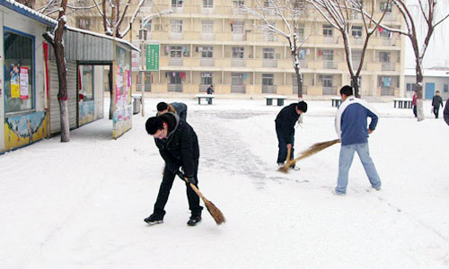 我们各学生组织清扫道路积雪方便师生出行
