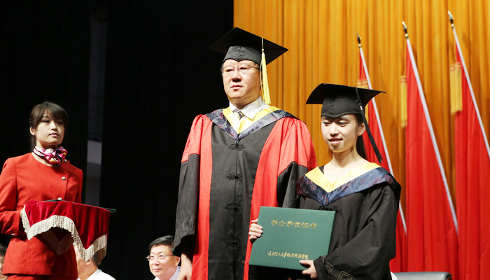 我们隆重举行2015届毕业生毕业典礼暨学位授予大会