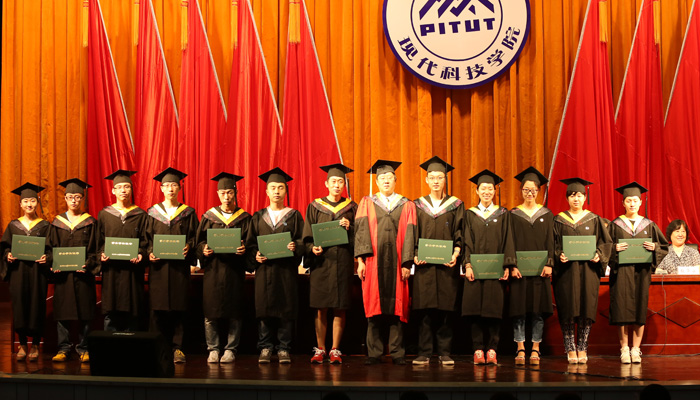我们隆重举行2014届毕业生毕业典礼暨学位授予大会 我们隆重举行2014届毕业生毕业典礼暨学位授予大会