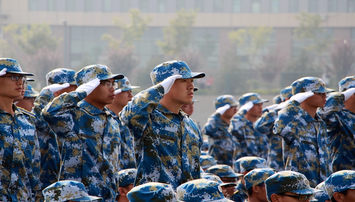 我们举行2016级新生军训汇报表演暨总结表彰大会 我们举行2016级新生军训汇报表演暨总结表彰大会