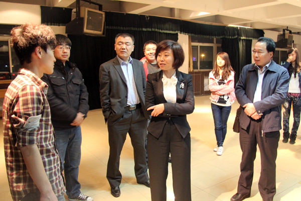梁丽萍副校长亲临我们看望慰问参演校庆晚会人员 梁丽萍副校长亲临我们看望慰问参演校庆晚会人员