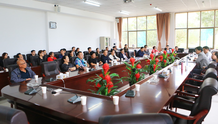 我们召开新生家长座谈会
