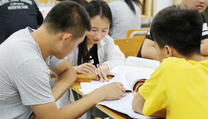 我们“学霸工作坊”继续助力学风建设 我们“学霸工作坊”继续助力学风建设