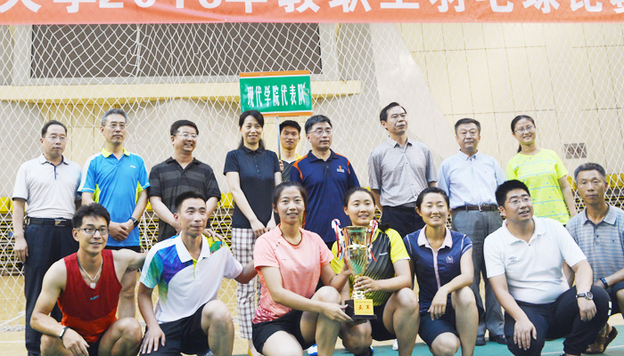 我们在校2016年教职工羽毛球比赛中再创佳绩